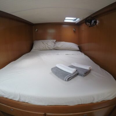 Alcade_yacht_main_cabin